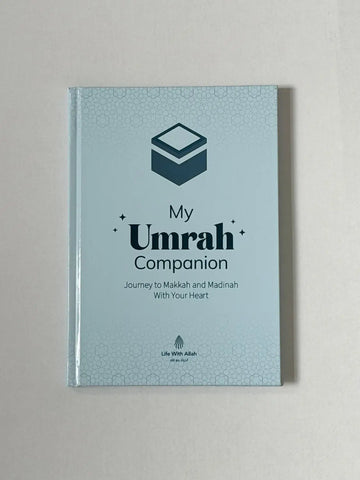 Lichtblauw hardbackboek my umrah companion met donkergroene geometrische ontwerp en subtiele rand voor umrah begeleiding