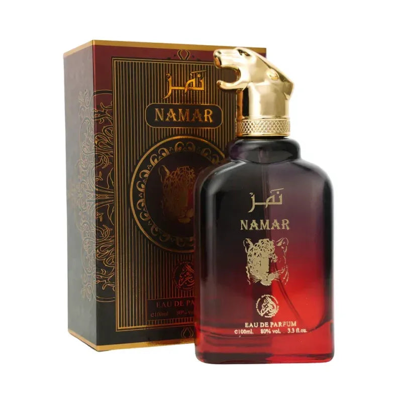 Een elegante donkerrode tot amberkleurige glazen fles namar eau de parfum met een gouden tijgerkopdop en reliëf gouden tijgerdesign