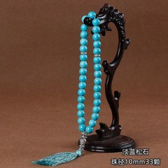 Turquoise natuurlijke steentjes tasbih op donkere standaard voor gebed en meditatie
