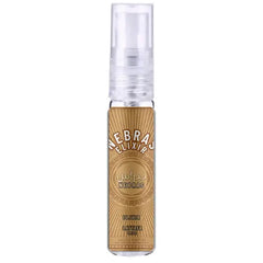 Een strak transparant spuitflesje met een goudkleurig label van nebras elixir en een gedetailleerd zonnestraalontwerp