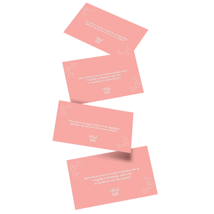 Roze rechthoekige kaarten met witte hartillustraties en minimalistische tekst voor nikah talks product