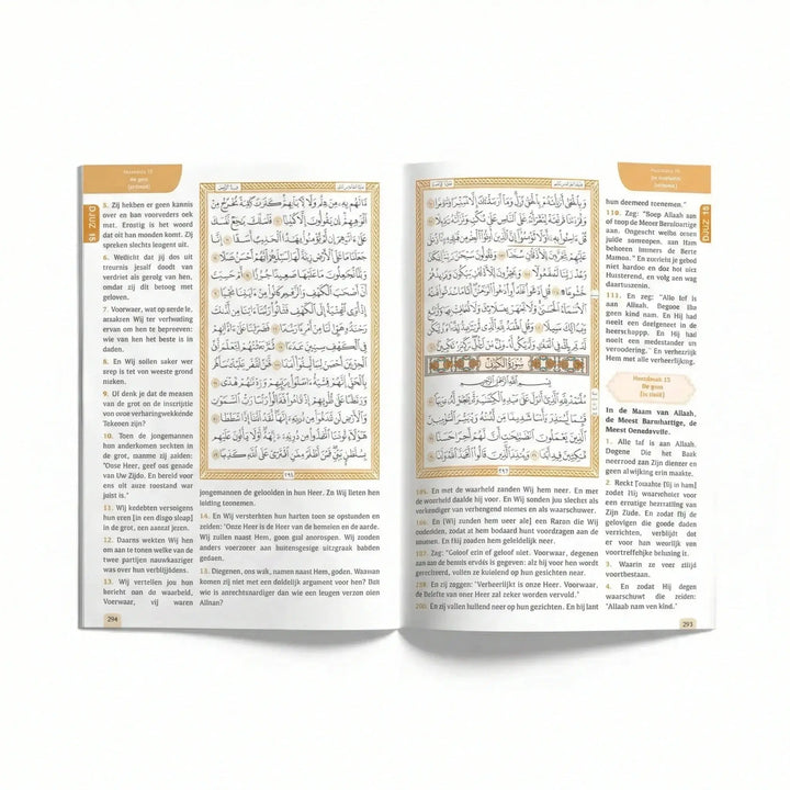 Open boek de nobele koran nederlandse vertaling met goudkleurige arabische letters en decoratieve randen op crèmekleurige pagina’s