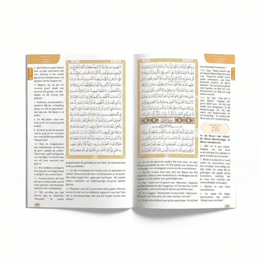 Open boek de nobele koran nederlandse vertaling met goudkleurige arabische letters en decoratieve randen op crèmekleurige pagina’s