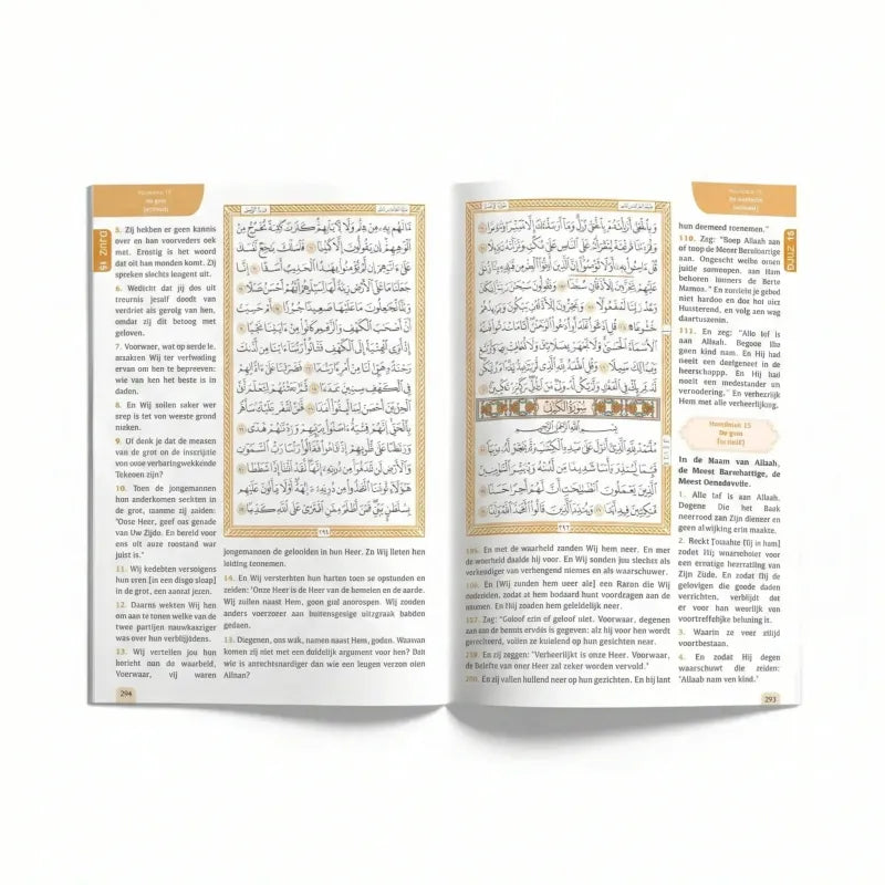Open boek de nobele koran nederlandse vertaling warsh met goudkleurige arabische tekst en decoratieve rand op crèmekleurig papier