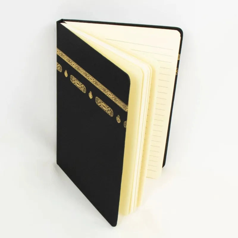 Zwart A5-notitieboek met goudfolie Kaaba-design en crèmekleurige gelinieerde pagina’s