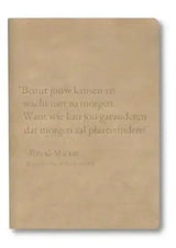 Beige hardcover notitieboek met ingeslagen nederlandse tekst benut jouw kansen en wacht niet tot morgen in minimalistisch design