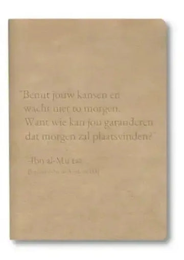 Beige hardcover notitieboek met ingeslagen nederlandse tekst benut jouw kansen en wacht niet tot morgen in minimalistisch design