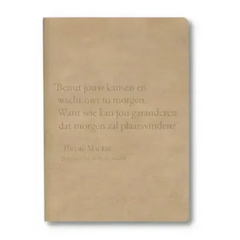 Beige hardcover notitieboek met ingeslagen nederlandse tekst benut jouw kansen en wacht niet tot morgen in minimalistisch design