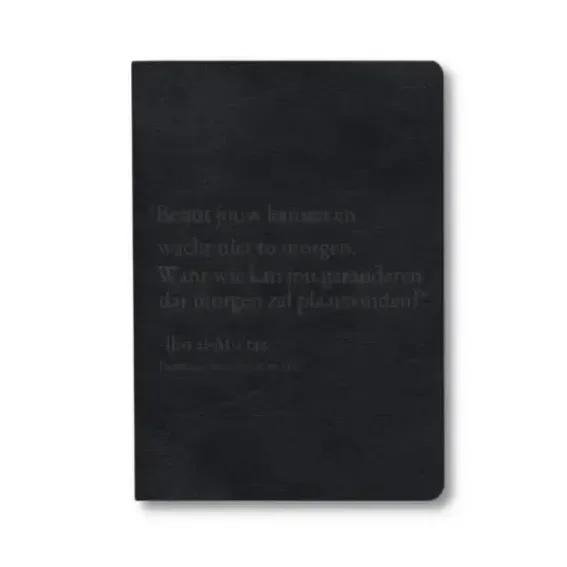 Zwart leren notitieboek met reliëf van de tekst benut jouw kansen en wacht niet tot morgen op de kaft