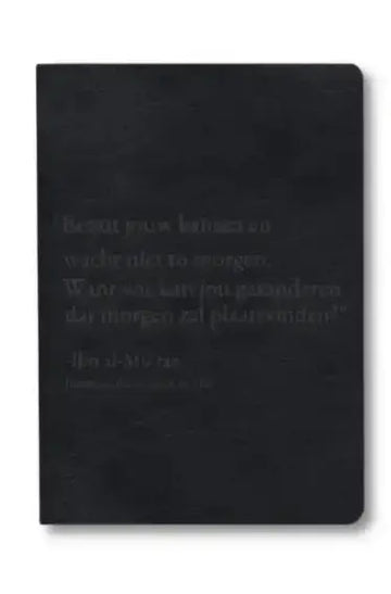 Zwart leren notitieboek met reliëf van de tekst benut jouw kansen en wacht niet tot morgen op de kaft