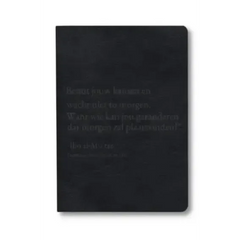 Zwart leren notitieboek met reliëf van de tekst benut jouw kansen en wacht niet tot morgen op de kaft