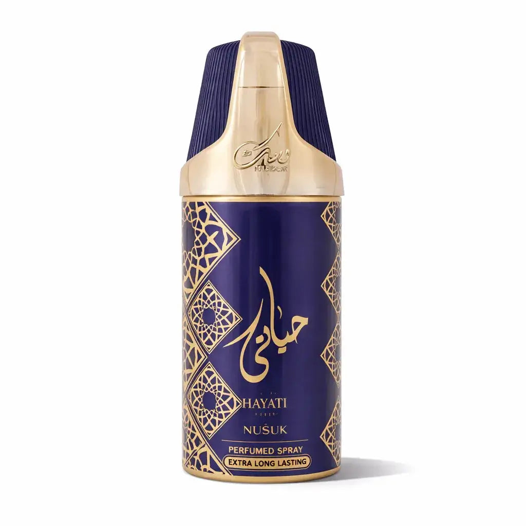 Een luxe marineblauwe en gouden geparfumeerde sprayfles met geometrische patronen en hayati nusuk in arabisch schrift