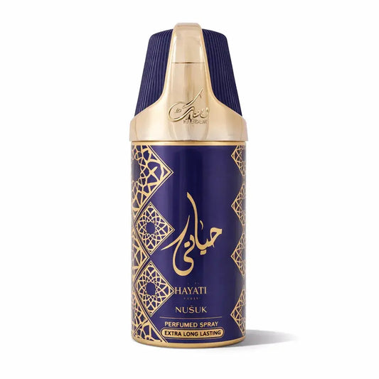 Een luxe marineblauwe en gouden geparfumeerde sprayfles met geometrische patronen en hayati nusuk in arabisch schrift