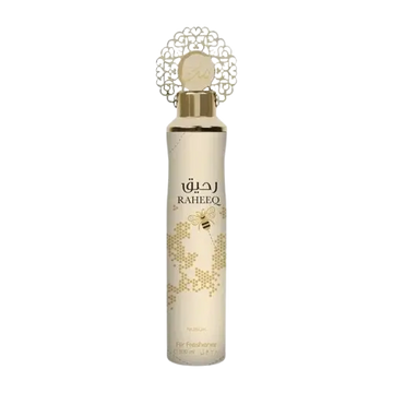 Een slank roomkleurig parfumflesje met gouden dop en fijne kantachtige decoratie van nusuk luchtverfrisser raheeq 300 ml