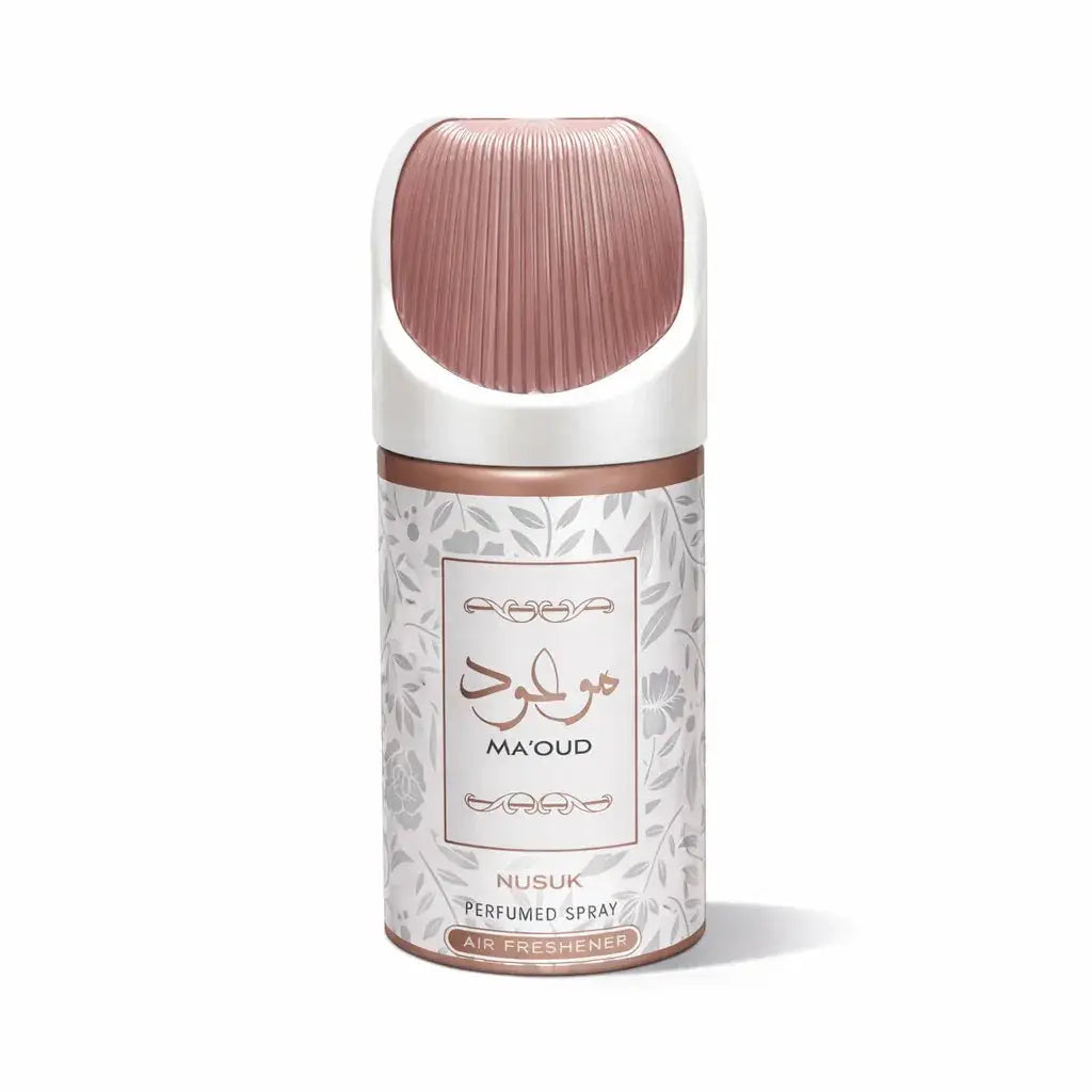 Een slanke witte en roségouden roll-on luchtverfrisser met een bladpatroon label en het merknaam maoud in elegante letters