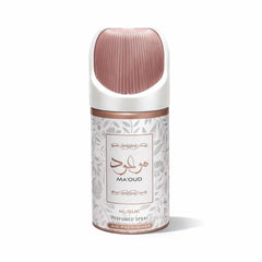 Een slanke witte en roségouden roll-on luchtverfrisser met een bladpatroon label en het merknaam maoud in elegante letters