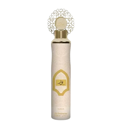 Een strakke frosted glazen fles mancera parfumspray met gouden dop en sierlijke witte kanttop voor nusuk luchtverfrisser noor 300 ml