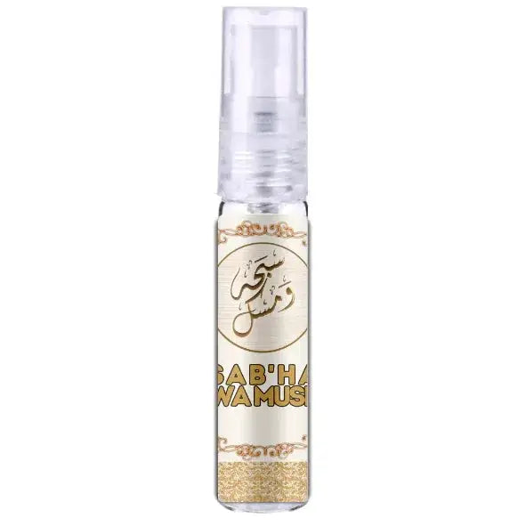 Een heldere glazen parfumsprayfles sab ha wa musk met een doorzichtige dop en een crèmekleurig label met gouden arabische kalligrafie