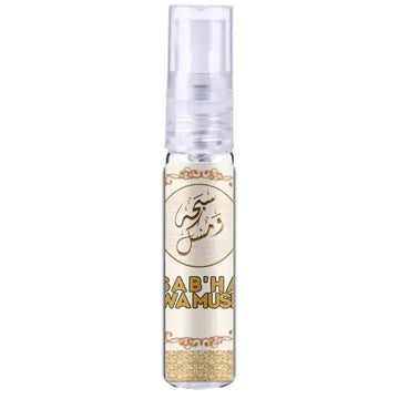 Een heldere glazen parfumsprayfles sab ha wa musk met een doorzichtige dop en een crèmekleurig label met gouden arabische kalligrafie