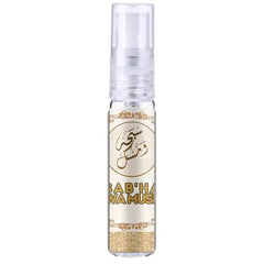 Een heldere glazen parfumsprayfles sab ha wa musk met een doorzichtige dop en een crèmekleurig label met gouden arabische kalligrafie