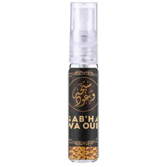 Een strakke zwarte en goudkleurige parfumspray sab ha wa oud met arabische kalligrafie en transparante dop