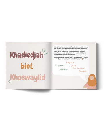 Een zacht pastelkleurig kinderboek getiteld khadiedjah bint khoewaylid met speelse handgeschreven lettertype op de omslag in oemmahaat al moeminien collectie