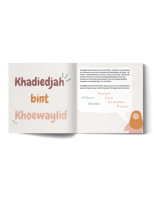 Een zacht pastelkleurig kinderboek getiteld khadiedjah bint khoewaylid met speelse handgeschreven lettertype op de omslag in oemmahaat al moeminien collectie