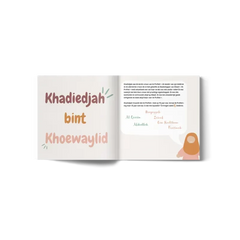 Een zacht pastelkleurig kinderboek getiteld khadiedjah bint khoewaylid met speelse handgeschreven lettertype op de omslag in oemmahaat al moeminien collectie