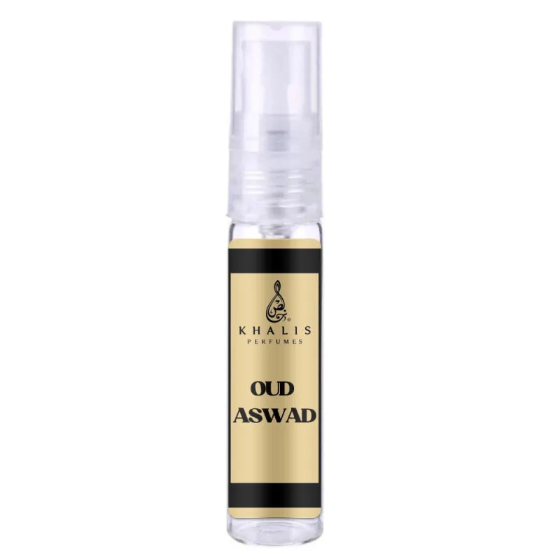 Heldere sprayfles met gouden en zwarte label van Oud Aswad Khalis parfum