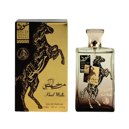 Elegante rechthoekige glazen parfumfles met goudkleurige dop en zwart paardontwerp met arabisch merknaam oud khail malki al fakhr