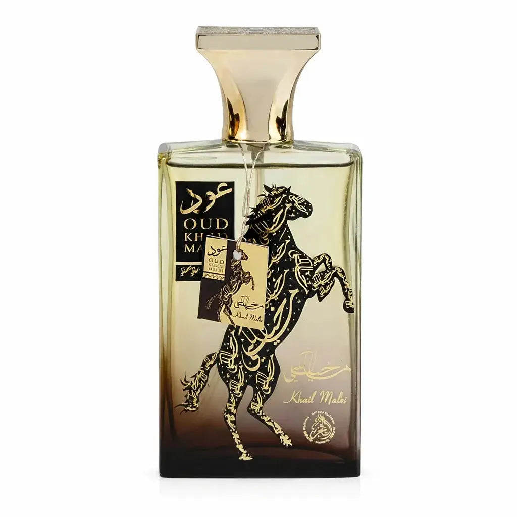 Een rechthoekige glazen fles oudkhayma parfum van khalil mabhi met gouden dop en zwart paard met gouden details