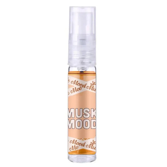 Een helder glazen sprayflesje met een perzikkleurig label musk mood en amberkleurige vloeistof voor oud mood musk