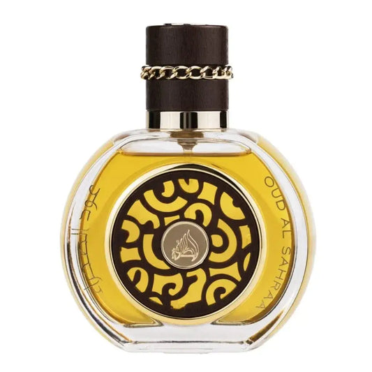 Een duidelijke glazen fles oud al sahraa edp parfum met een donkere bruine dop, gouden ketting en arabisch geïnspireerd ontwerp