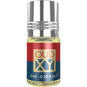 Een strak transparant glazen flesje met zilverkleurige dop en rood-blauw label bevat goudgeel oud xy karamat parfumolie