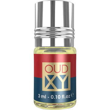 Een strak transparant glazen flesje met zilverkleurige dop en rood-blauw label bevat goudgeel oud xy karamat parfumolie