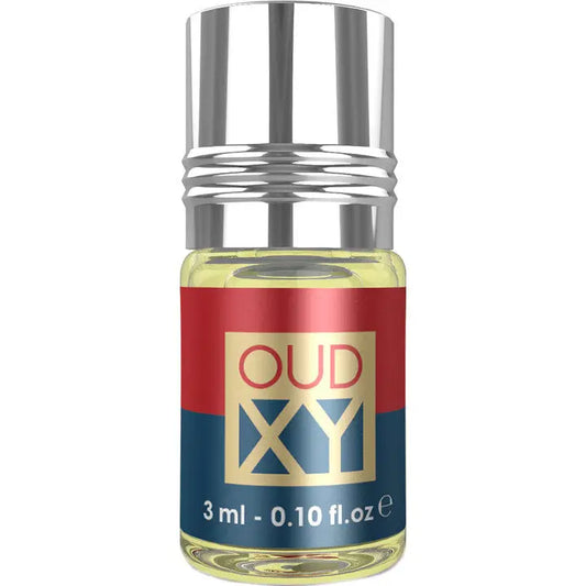 Een strak transparant glazen flesje met zilverkleurige dop en rood-blauw label bevat goudgeel oud xy karamat parfumolie
