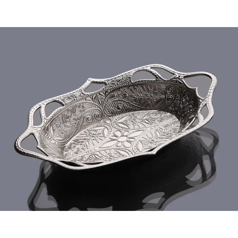 Zilveren ovale serveerschaal voor dadels en snoep met sierlijke bloem- en paisley-embossing en decoratieve handvatten