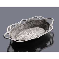 Zilveren ovale serveerschaal voor dadels en snoep met sierlijke bloem- en paisley-embossing en decoratieve handvatten
