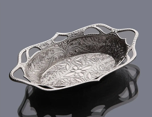 Zilveren ovale serveerschaal voor dadels en snoep met sierlijke bloem- en paisley-embossing en decoratieve handvatten