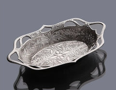 Zilveren ovale serveerschaal voor dadels en snoep met sierlijke bloem- en paisley-embossing en decoratieve handvatten