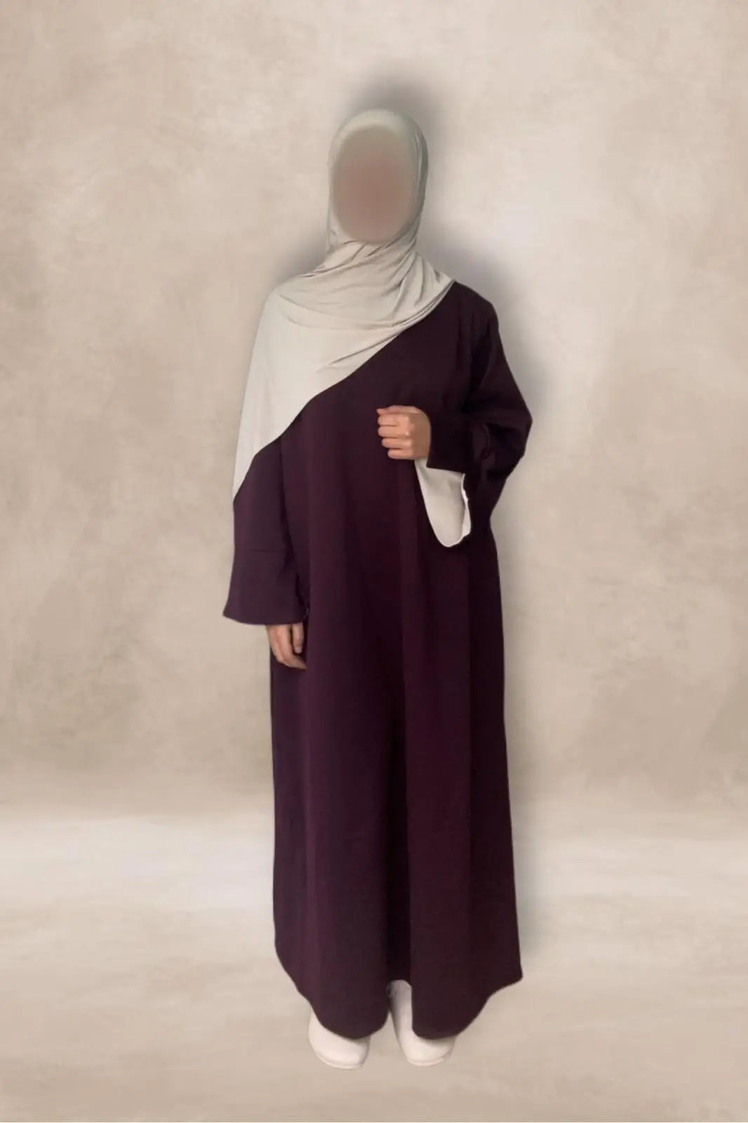 Oversized abaya onesize in donkerpaars met witte contrasterende plooi over de schouder en mouw