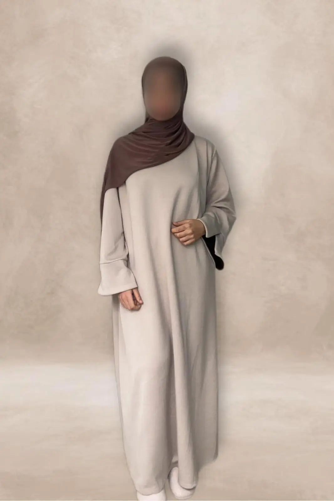 Oversized abaya onesize lange beige abaya met contrasterende bruine hijab losjes over de schouder gedrapeerd