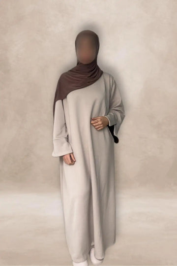 Oversized abaya onesize lange beige abaya met contrasterende bruine hijab losjes over de schouder gedrapeerd