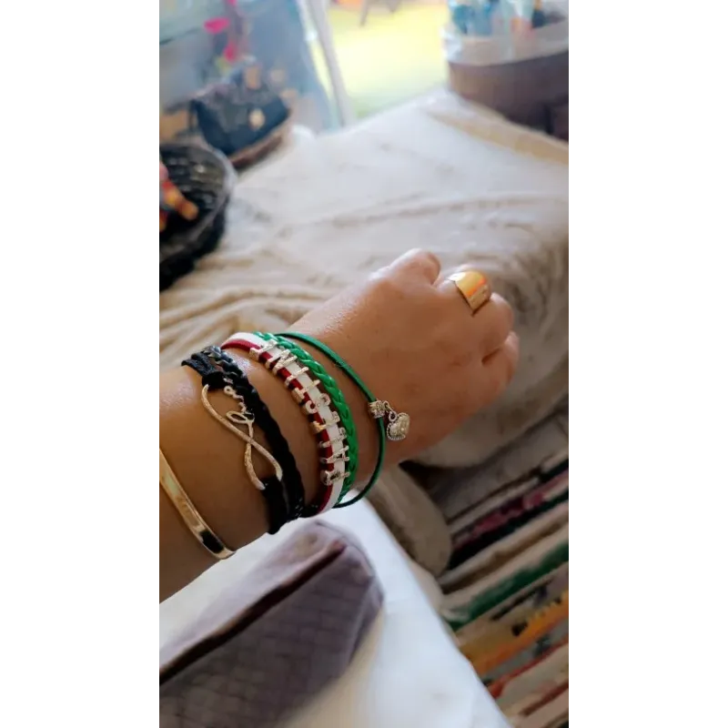 Palestina armband met hartje, mooi armbandje met kleurrijke bracelets op een pols