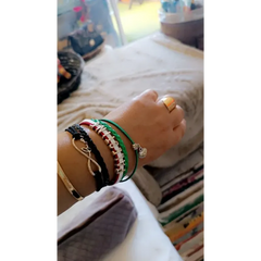 Palestina armband met hartje, mooi armbandje met kleurrijke bracelets op een pols