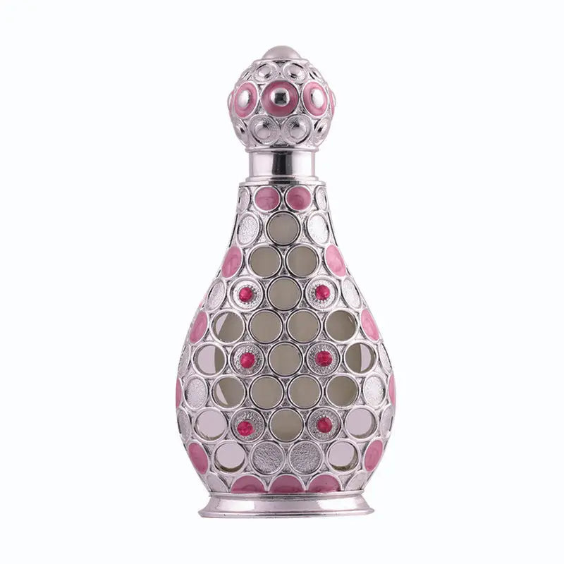 Zilverkleurige parfumfles van parfumolie layla met decoratief rond patroon en roze en rode accenten