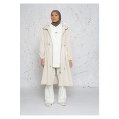 Parka jas: roomkleurige trenchcoat met bontvoering en zakken