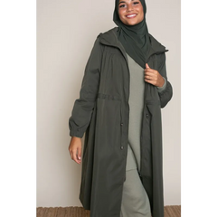 Parka jas in olijfgroen met capuchon, koordtaille en ritszakken