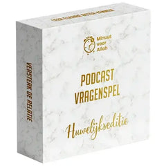 White marble-textured podcast vragenspel huwelijkseditie box with gold foil lettering and minuut voor allah logo