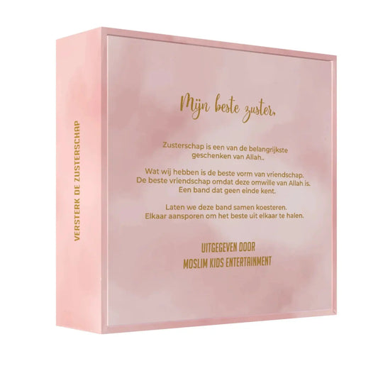 Roze rechthoekige giftbox met gouden folie tekst voor podcast vragenspel zustereditie met zachte aquarel achtergrond